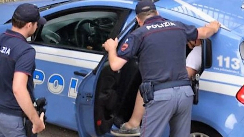Doppio arresto da parte degli agenti di polizia Doppio arresto da parte degli agenti di polizia