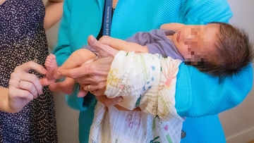 Mamma di 13 anni e padre di 19 accusato di violenza sessuale. “È amore, siamo una famiglia”