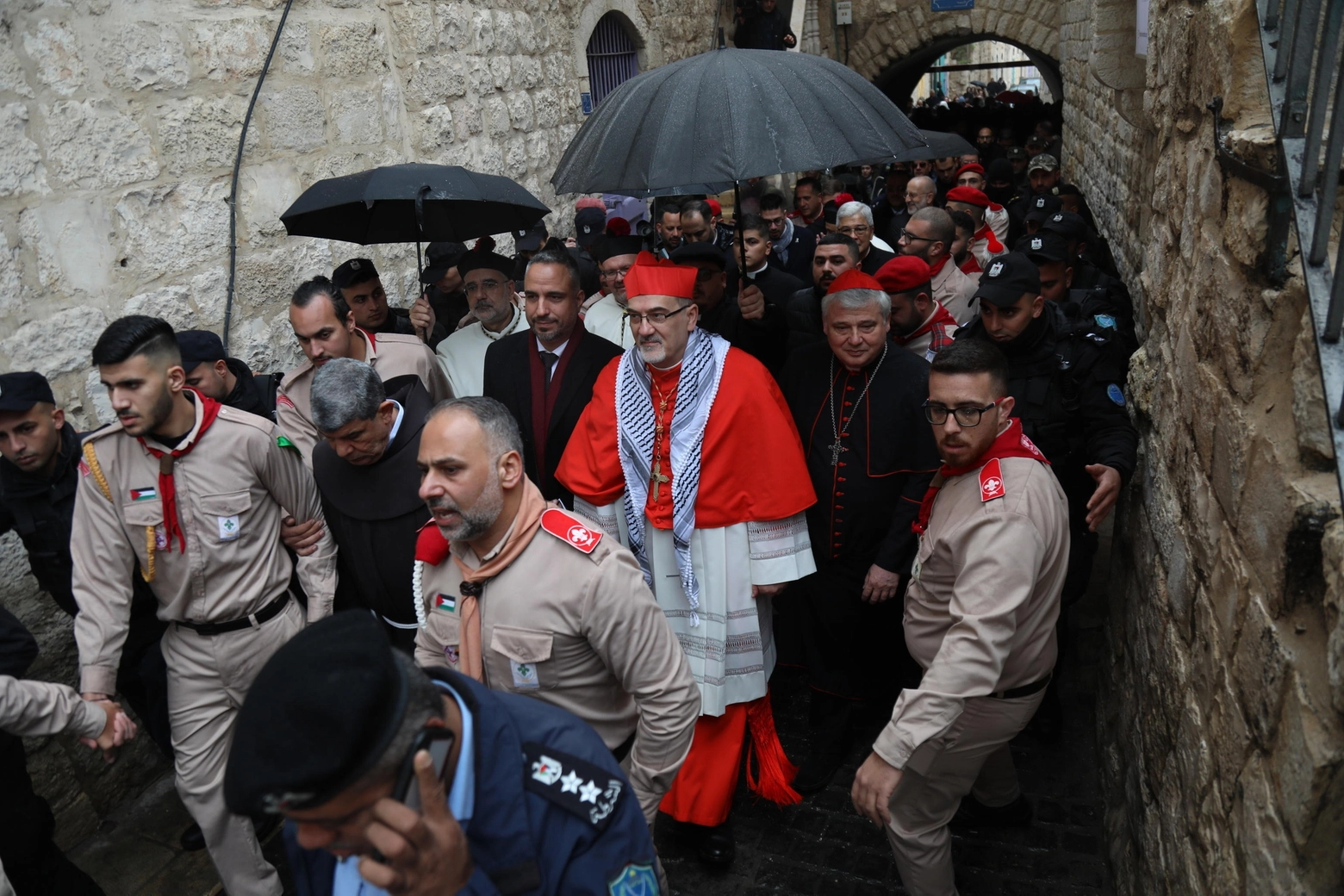 Il cardinale Pierbattista Pizzaballa al suo arrivo per la messa: indossava la kefiah