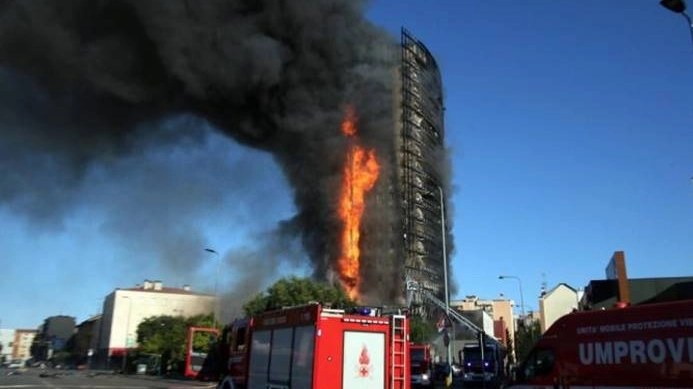L'incendio alla Torre dei Moro, i giudici sono al lavoro sulle responsabilità