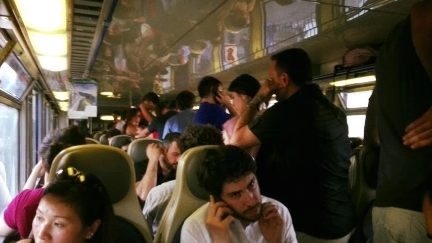 I viaggiatori a bordo del treno partito venerdì alle 18,10 da Milano Centrale
