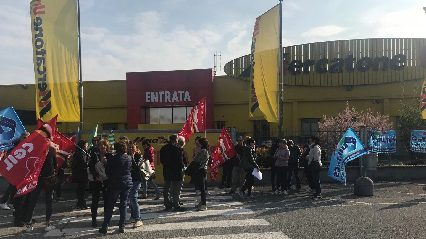 Protesta dei lavoratori alla Mercatone Uno di Madigano