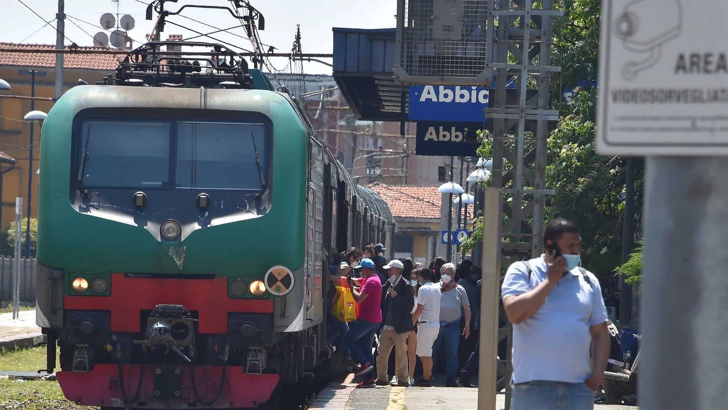 La stazione ferroviaria e i pendolari della linea Milano-Mortara (archivio)