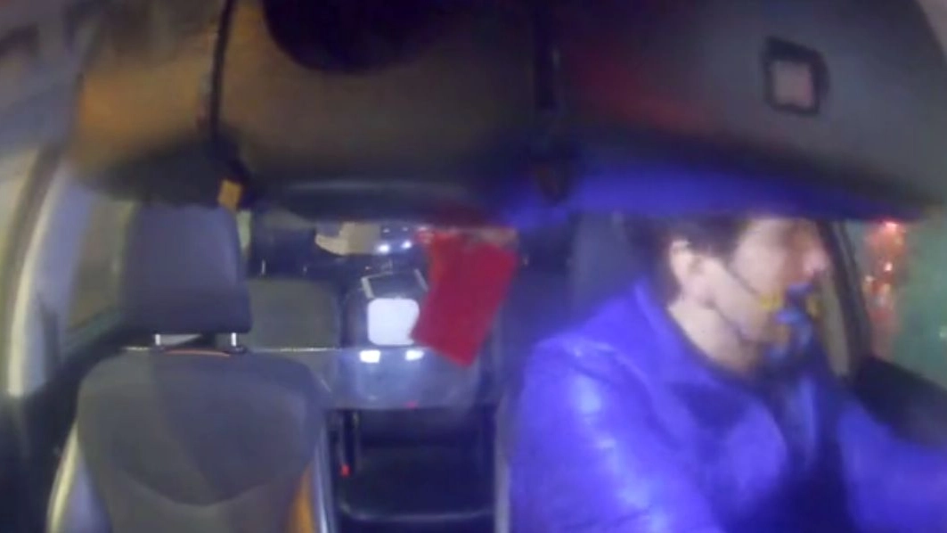 Un frame video dell'aggressione al tassista