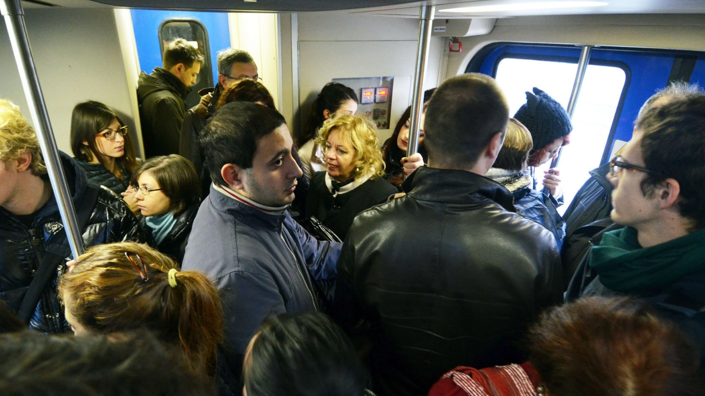 Passeggeri stipati su un convoglio Trenord 