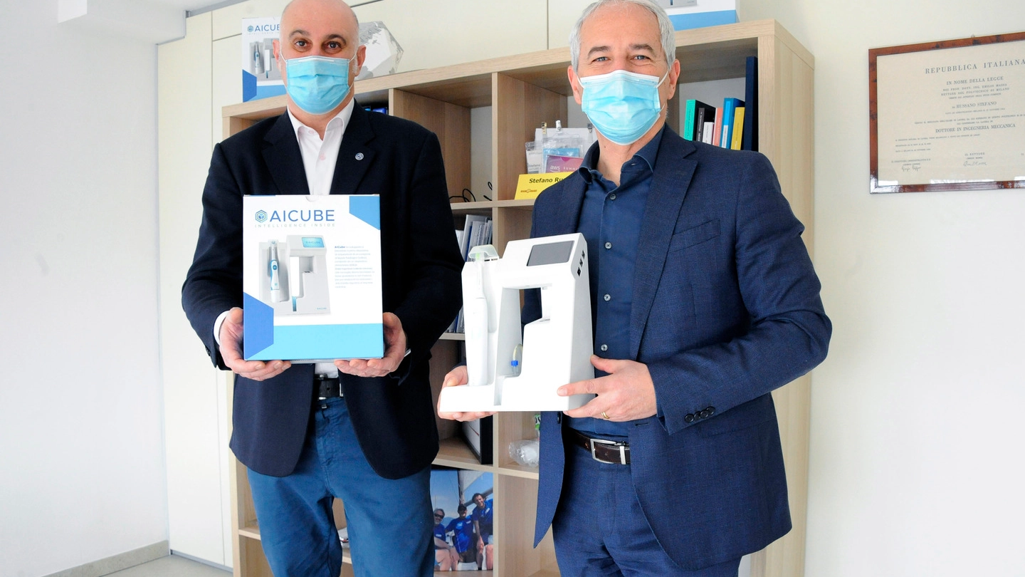 Stefano Russano (a sinistra) e Valerio Grassi mostrano il dispositivo “Doc.D”