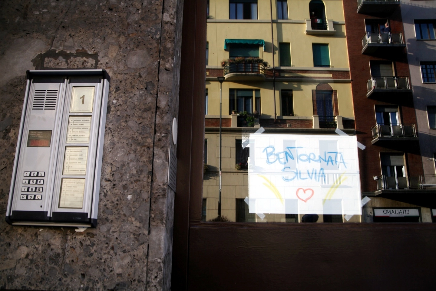 Il cartello all'ingresso del palazzo di Silvia Romano