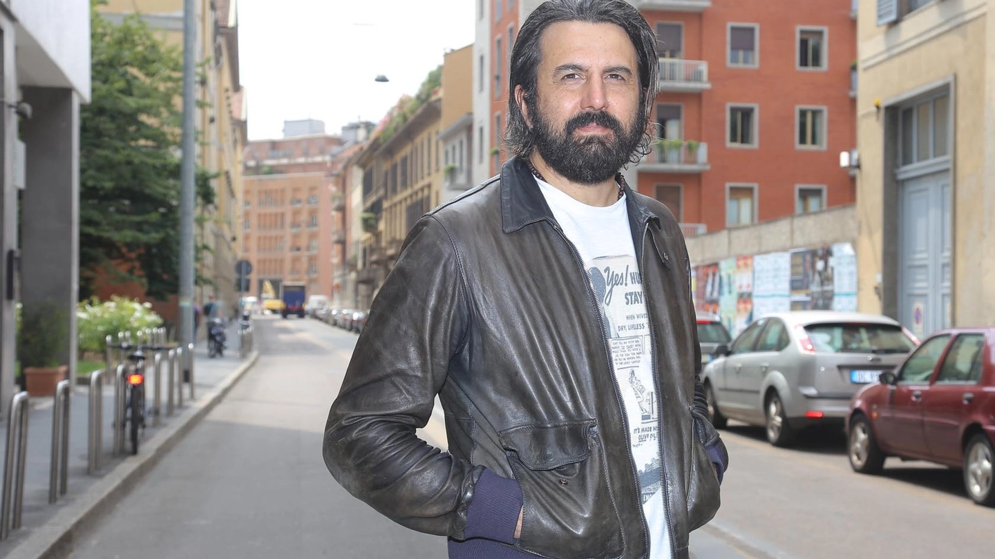 Omar Pedrini in via Sant’Agnese: il musicista ama passeggiare per le strade della città che gli ha consentito di realizzarsi