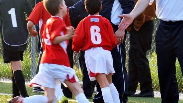 Lite tra nonna e mamma dopo un fallo di gioco nel match dei Pulcini