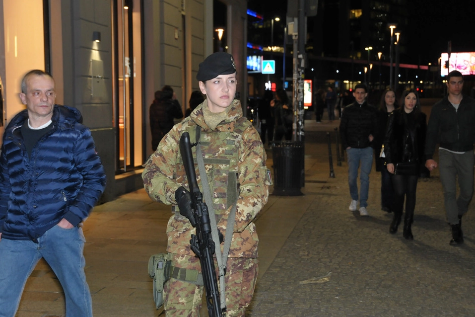 IN AZIONE I militari durante i controlli effettuati venerdì notte in Corso Como, piazza Gae Aulenti e in Stazione Centrale