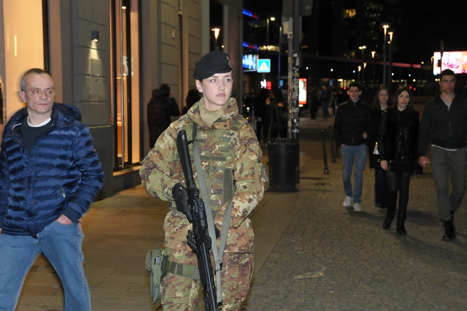 IN AZIONE I militari durante  i controlli effettuati venerdì notte in Corso Como, piazza  Gae Aulenti e in Stazione Centrale