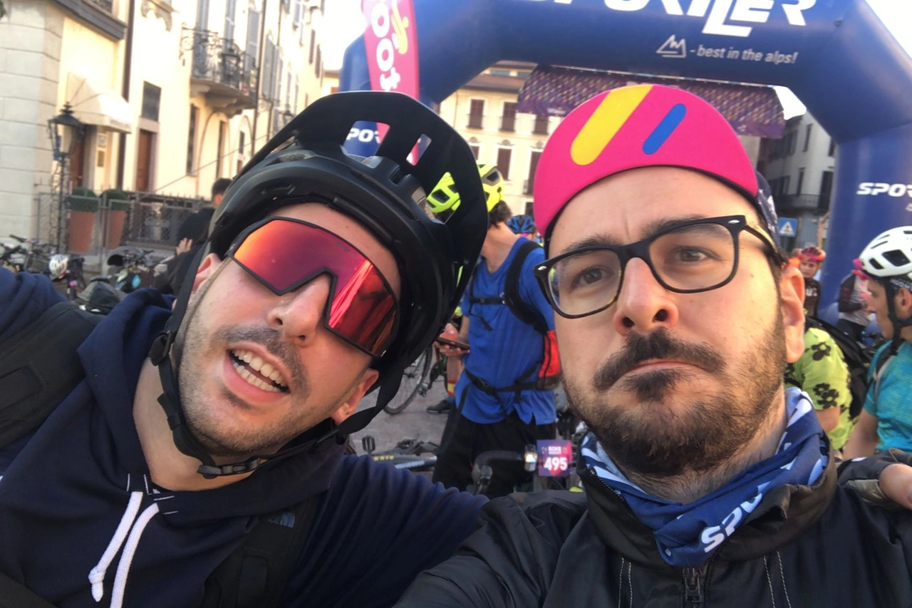 Foto ricordo all'alba per una coppia in sella: 1.300 i partecipanti in totale