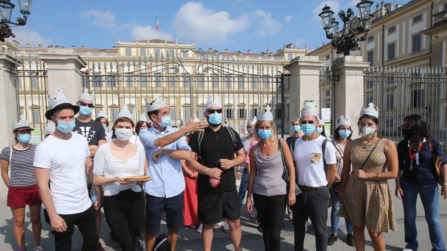 Un flash mob di protesta dei lavoratori della Villa Reale
