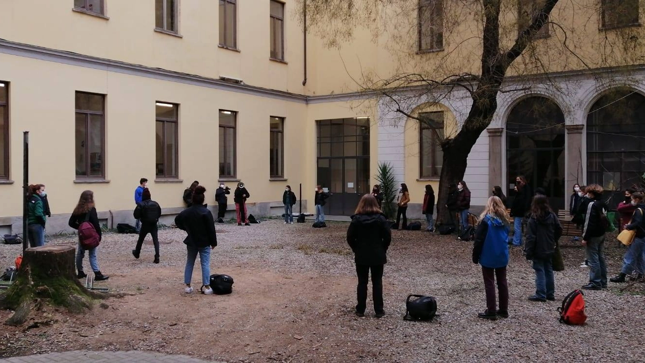 Studenti occupano il cortile del liceo Tito Livio (Foto Facebook Milano in Movimento)