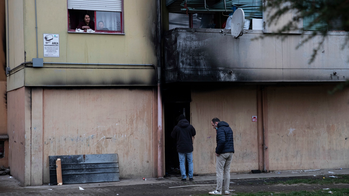 L’incendio è divampato nel locale contatori del palazzo Aler al civico 42 L’incendio è divampato nel locale contatori del palazzo Aler al civico 42