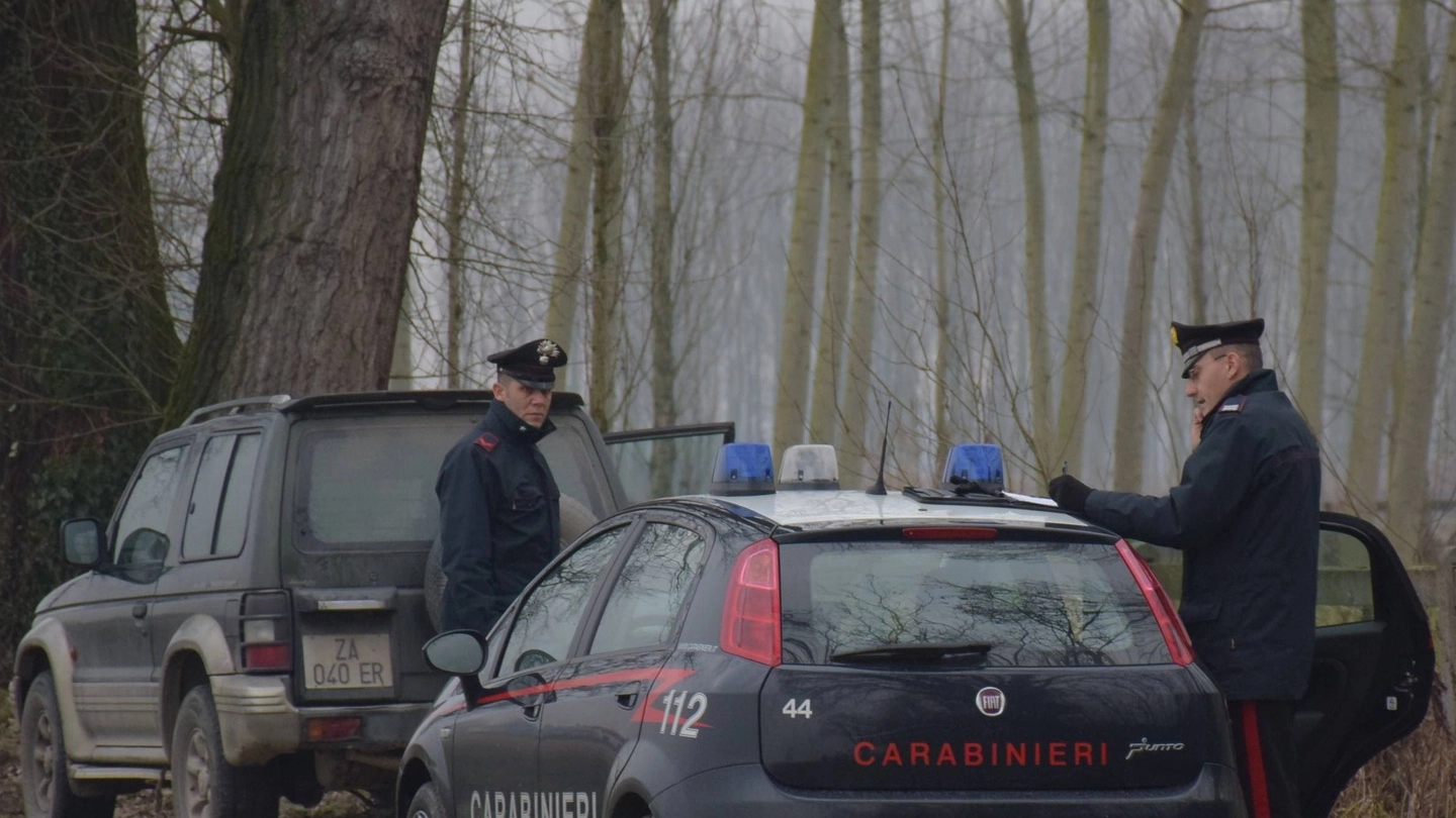 I carabinieri accanto al Pajero della vittima (Torres)