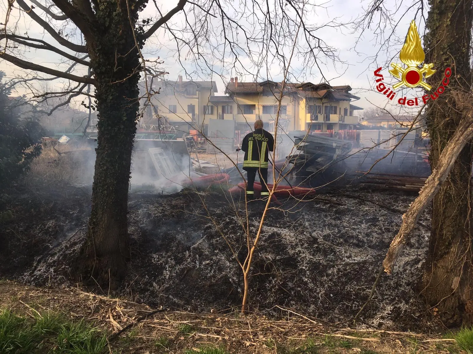 Quaranta incendi di sterpaglie nel Lodigiano: allarme legato ai pollini