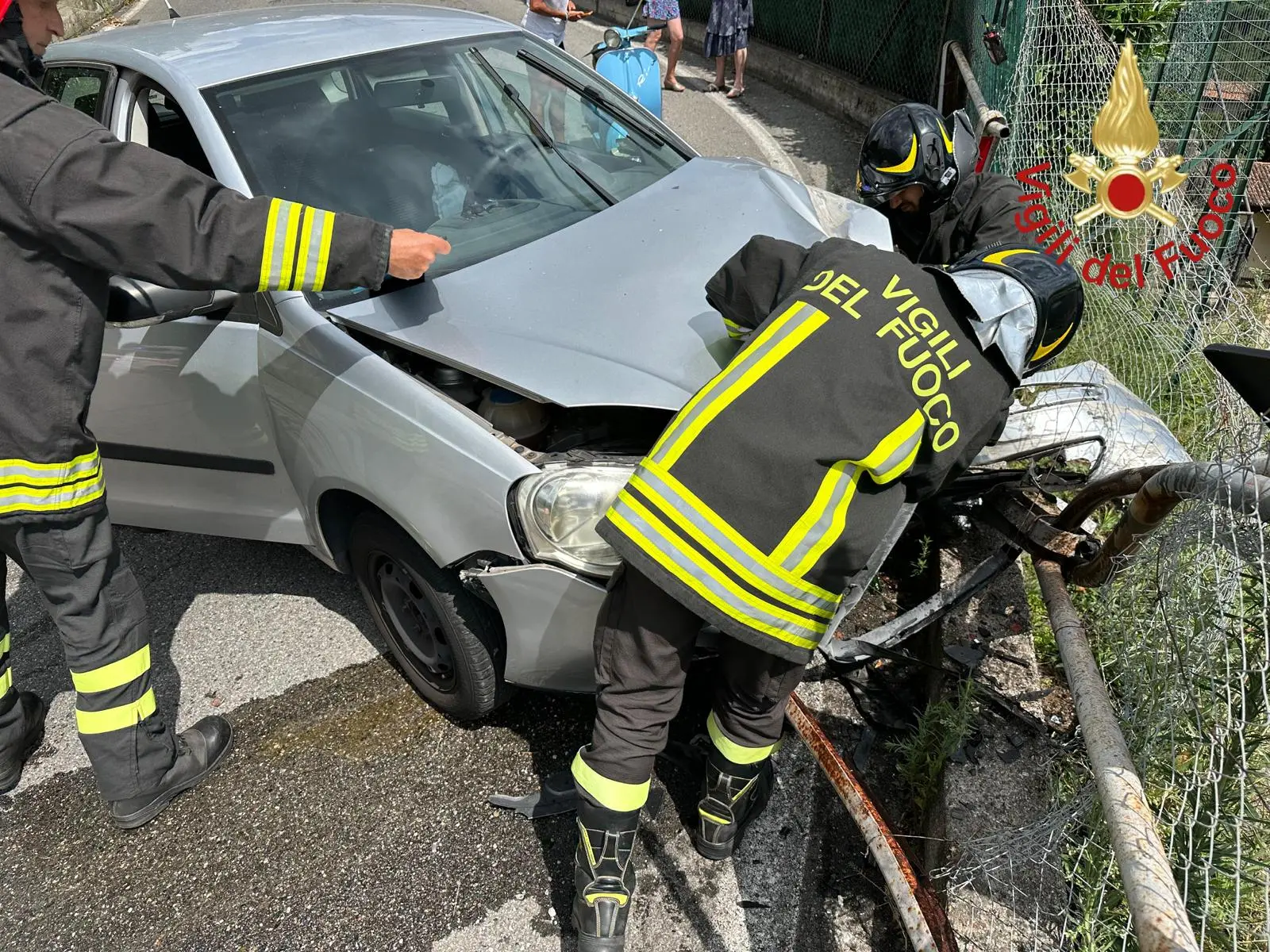 Porlezza, perde il controllo dell’auto e finisce fuori strada: salvata dalla recinzione