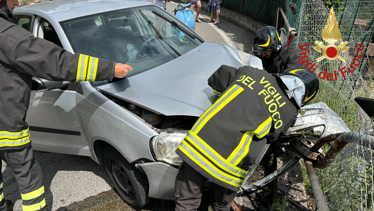 L'intervento dei Vigili del fuoco sul luogo dell'incidente