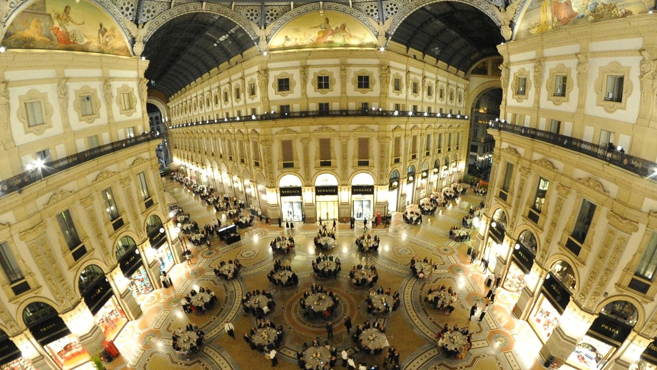 Festa in Galleria a Milano (Newpress)