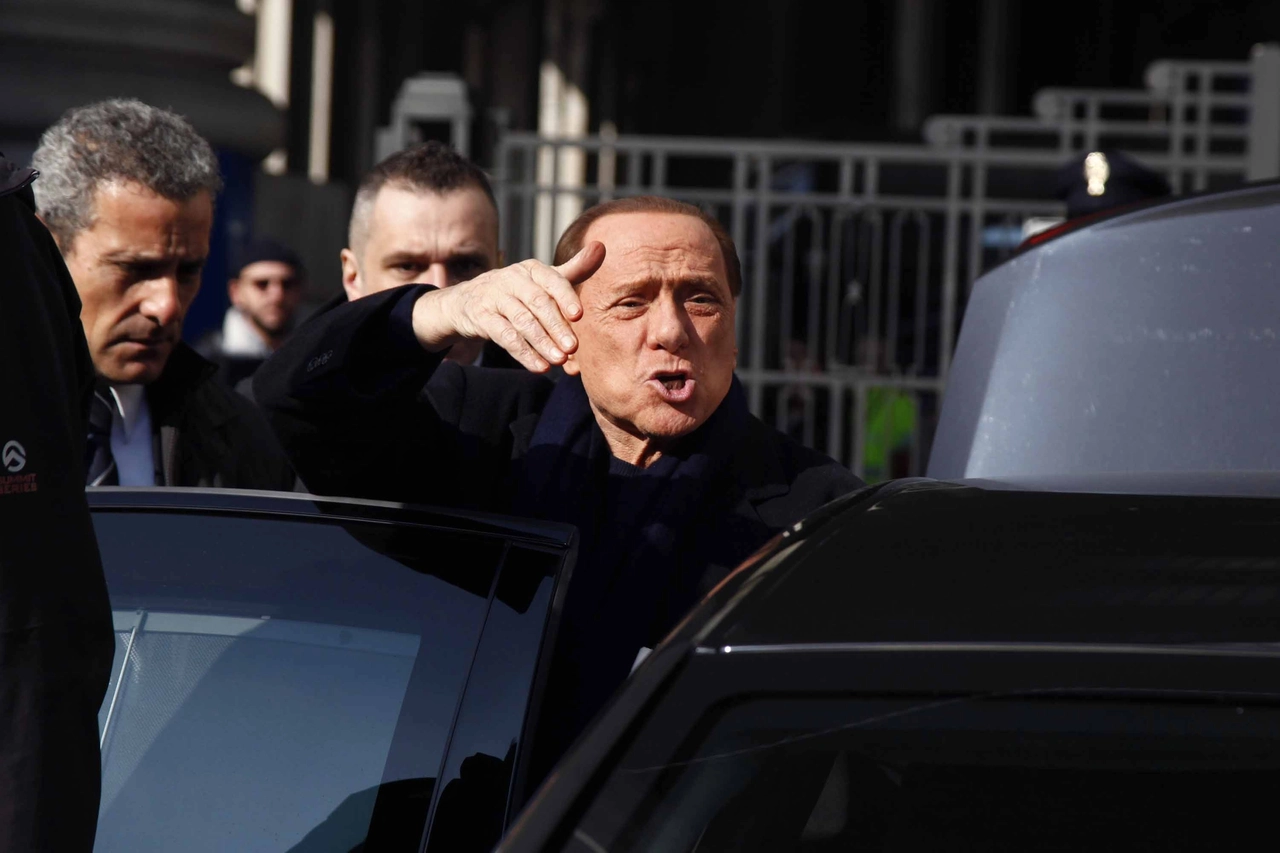 Silvio Berlusconi si ferma a salutare i tassisti