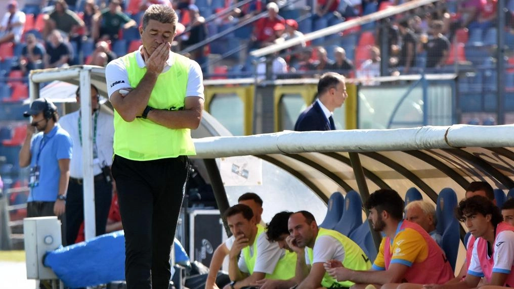 Il Lecco rimedia una batosta a Cosenza, traballa la panchina di Luciano Foschi Il Lecco rimedia una batosta a Cosenza, traballa la panchina di Luciano Foschi