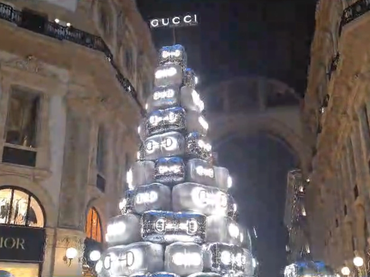 L'albero di Gucci nell'Ottagono della Galleria Vittorio Emanuele
