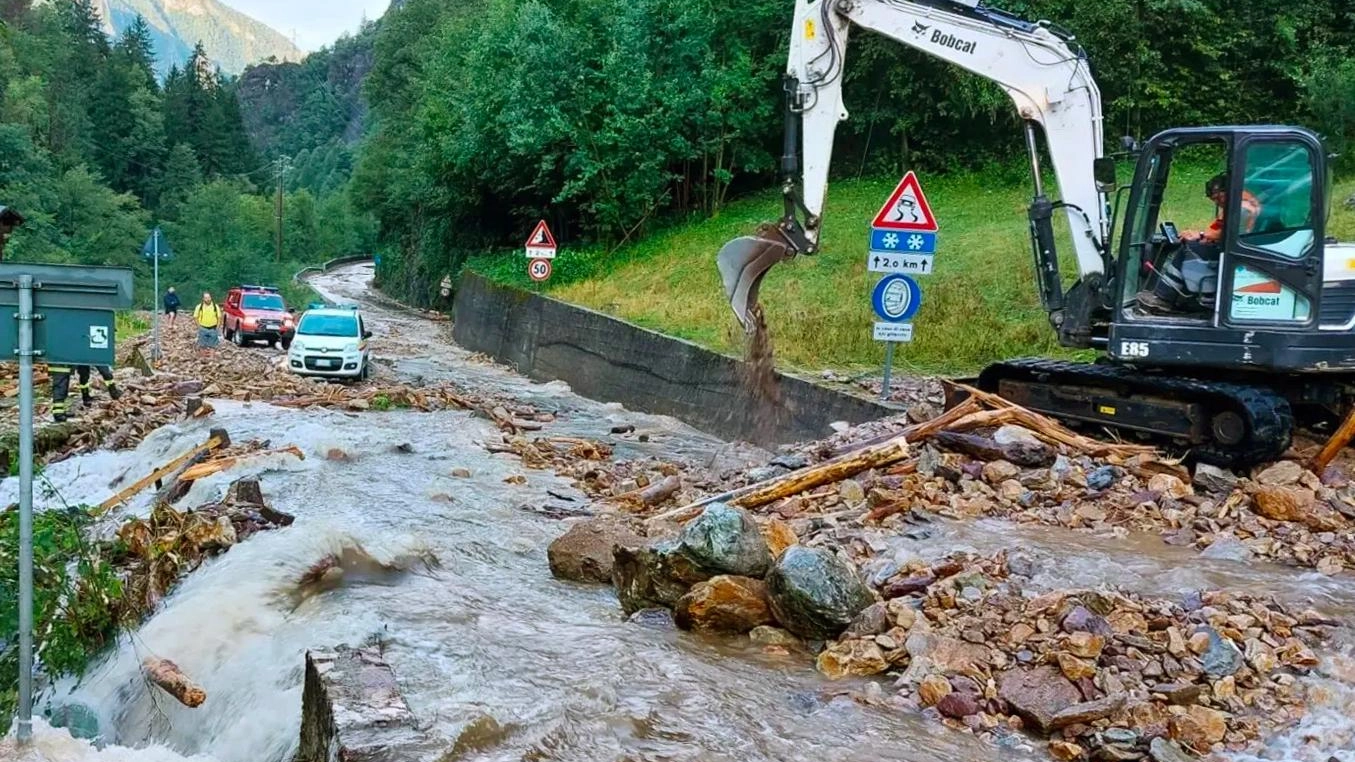 Smottamento a Foppi. Chiusa la strada. Disagi in tutta la valle dopo le forti piogge Smottamento a Foppi. Chiusa la strada. Disagi in tutta la valle dopo le forti piogge