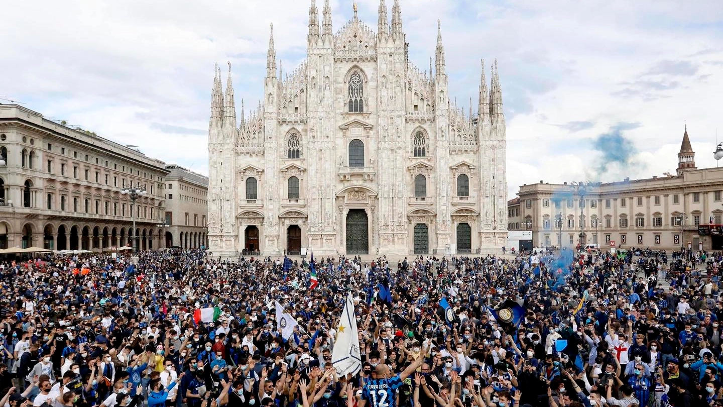 Piazza Duomo invasa dai tifosi interisti in festa