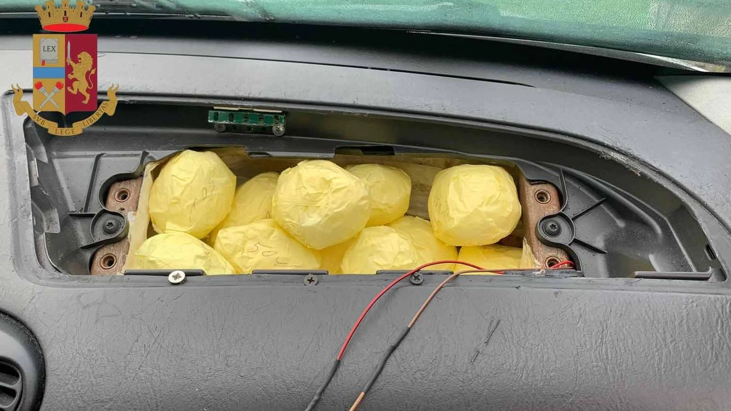 La droga nascosta nel vano dell'airbag