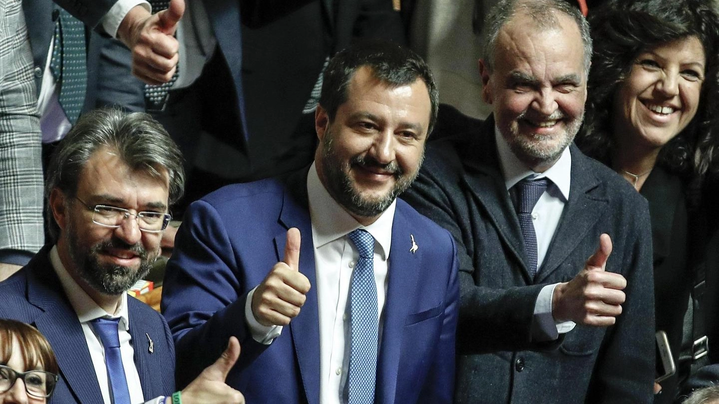 Legittima difesa, Salvini plaude al Sì del Senato dai banchi della Lega (Ansa)