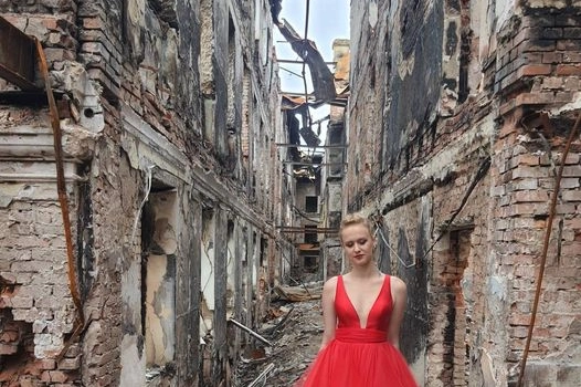 L'eleganza di Valérie tra le macerie di Kharkiv, in Ucraina