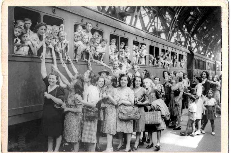 NOSTALGIA In alto, una delle stanze della ex Colonia distrutte dopo l’abbandono; sopra, il giardino di fronte all’edificio; a sinistra, foto della partenza nel 1946
