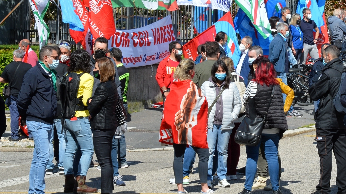 Un presidio davanti alla Prefettura di Varese per la tutela della salute dei lavoratori