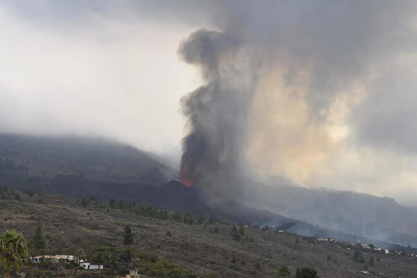 Vulcano, allarme fumi dal sottosuolo: sull'isola scatta l'evacuazione dei residenti