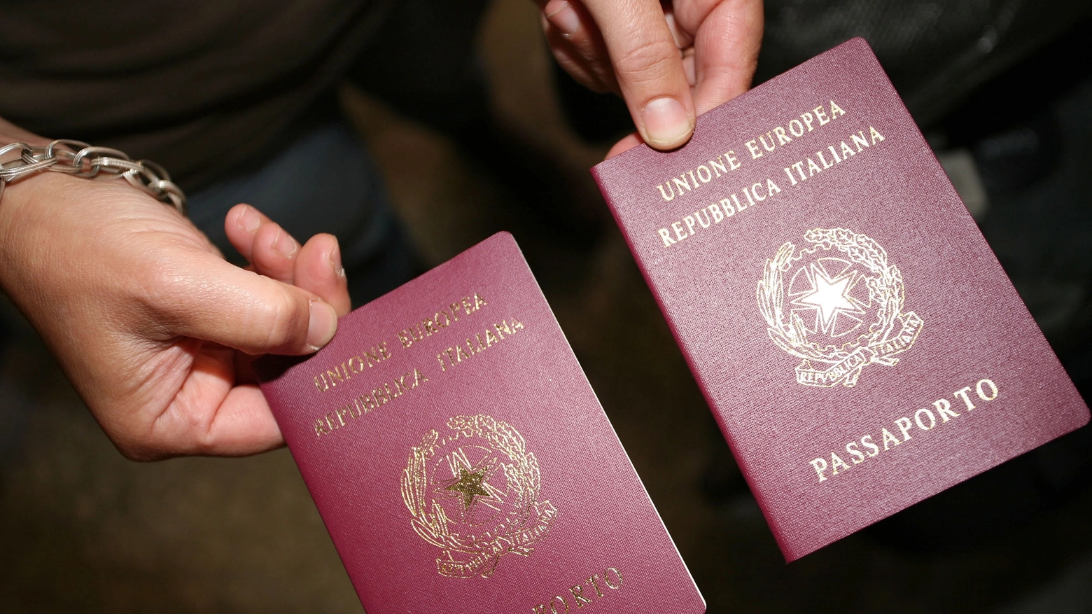 Un passaporto italiano (Ansa) Un passaporto italiano (Ansa)