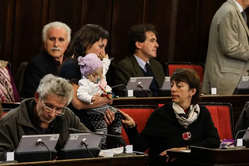 Consigliera in aula con bebè: è polemica a Palazzo Marino