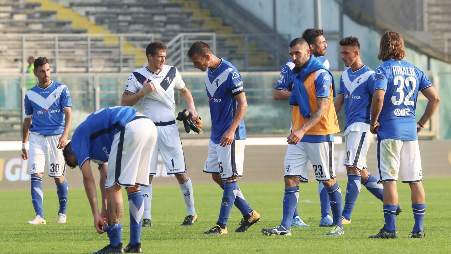 La delusione dei giocatori bresciani dopo la partita col Novara (Fotolive)