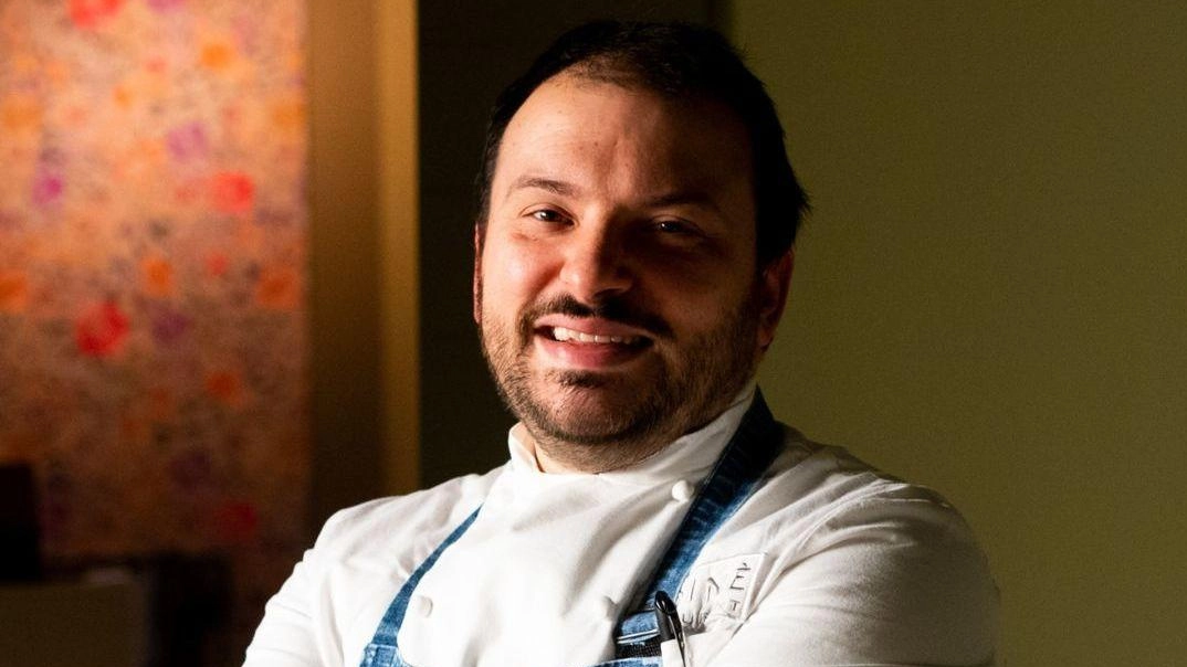 Alberto Buratti, chef di Legnano, invita due colleghi a una cena speciale per celebrare la buona tavola come lingua universale che unisce tradizioni e popoli. Un menù ricco di delizie, fra cui Ventresca di tonno, tartare di gamberi e pane di alghe.