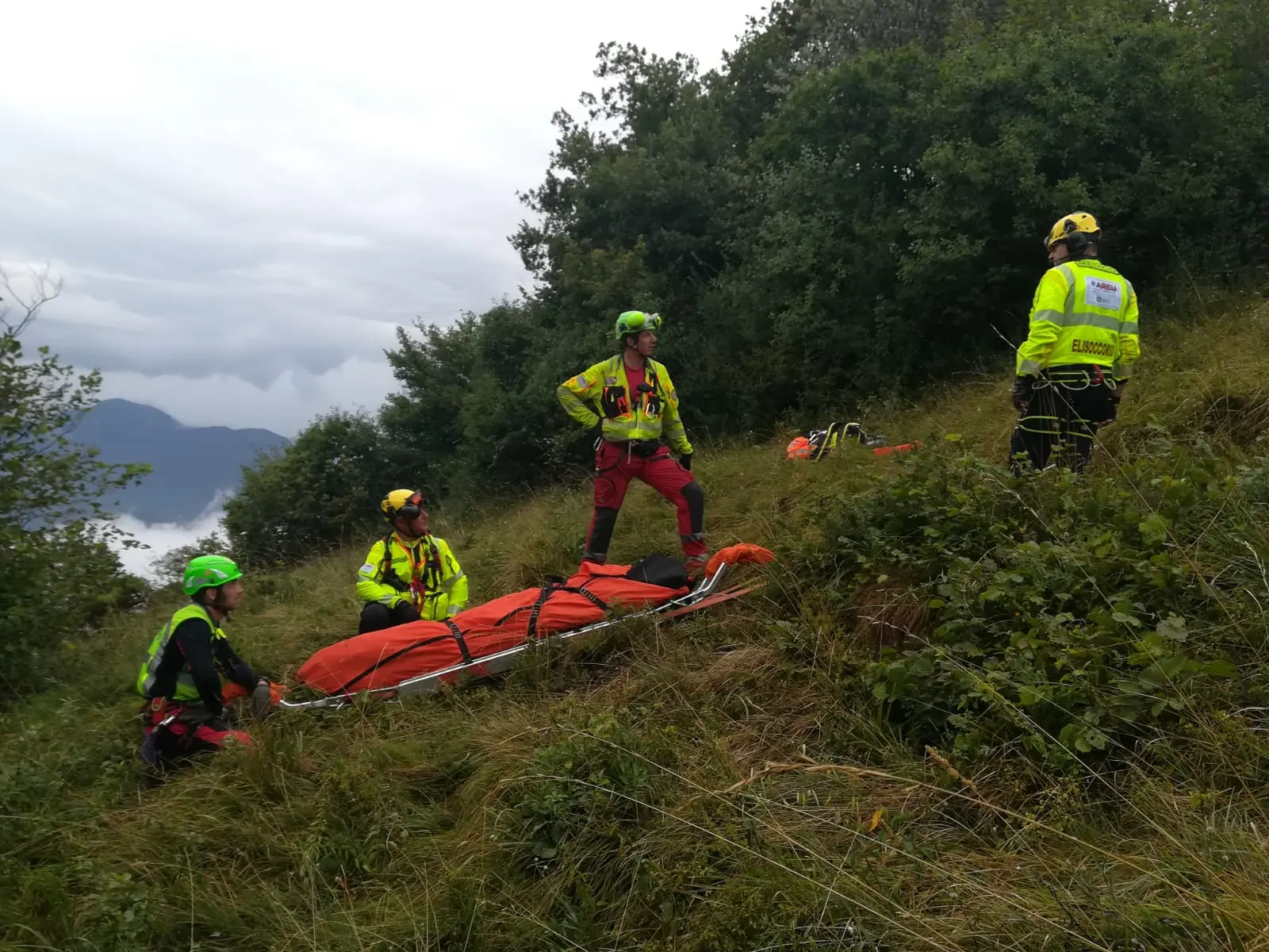 Monte Chiusarella, cade parapendio: ferito 32enne / FOTO
