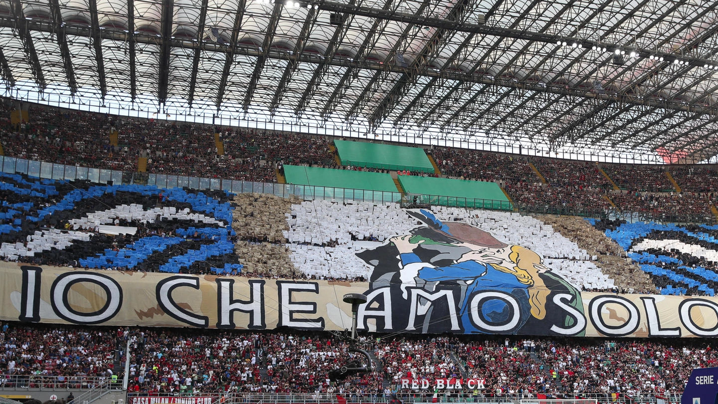 La coreografia dei tifosi dell'Inter al derby