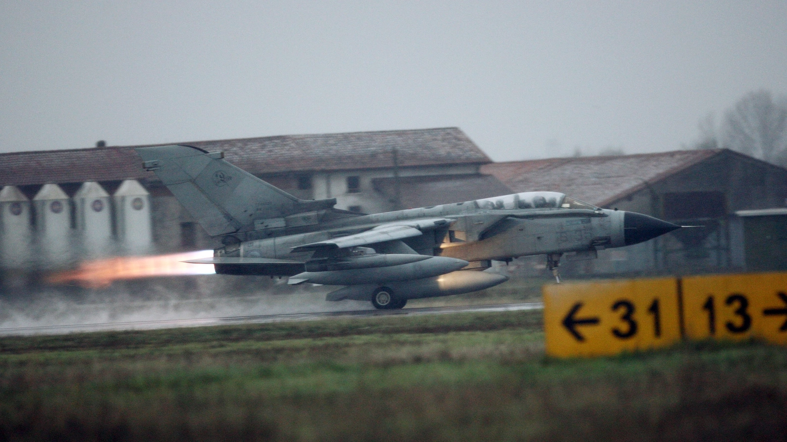 Un Tornado del 6/o Stormo sulla pista della base aerea di Ghedi