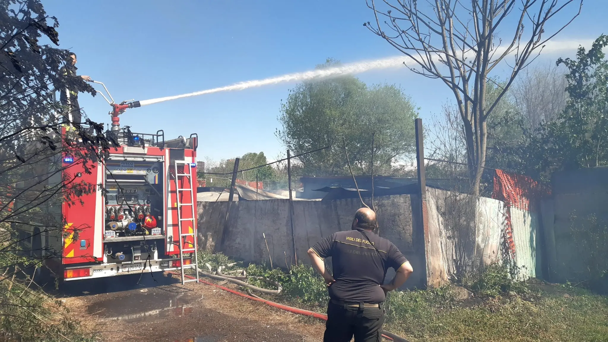 Piazza d'Armi: nuovo incendio nell'area sgomberata. Fiamme alimentate dal vento