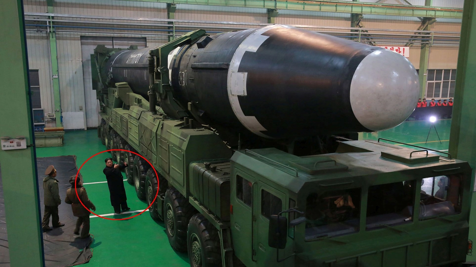 Kim Jong Un a fianco al nuovo missile Hwasong-15 (lapresse)