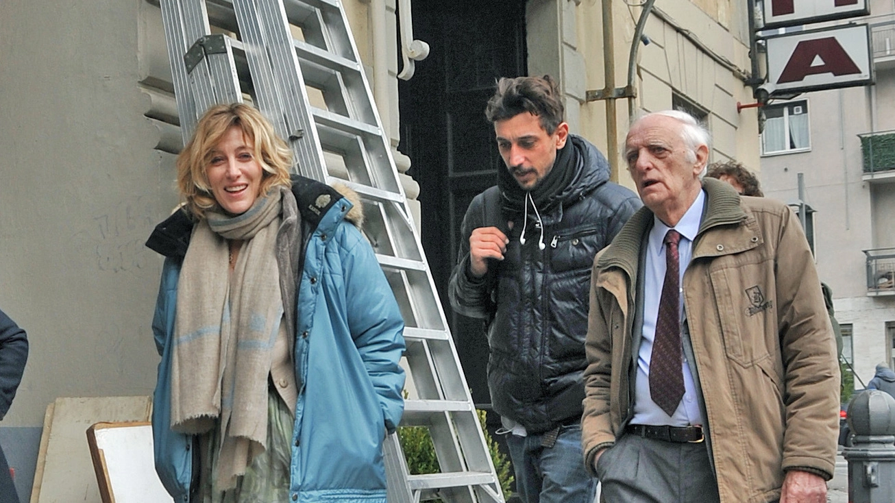 L’attrice Valeria Bruni Tedeschi con Corrado Fortuna e Franco Maino all’ingresso del Polit
