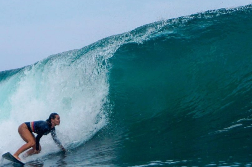 Alessandra mentre fa surf (Foto Instagram)