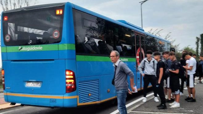 Controlli alle fermate dei bus. I pendolari-detective a caccia di disservizi e corse fantasma