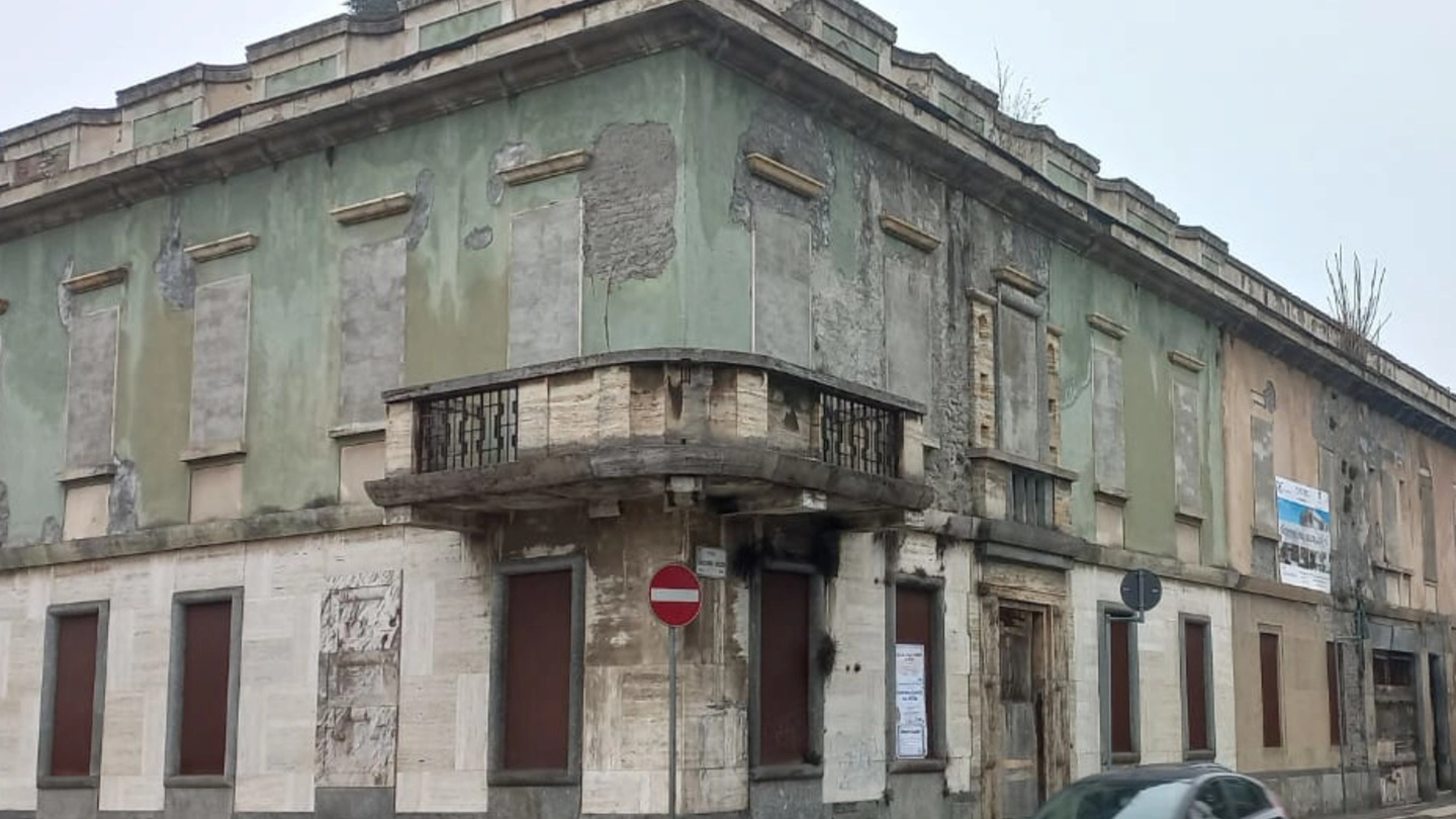 L’edificio abbandonato tra via Quadrio e via Rossini