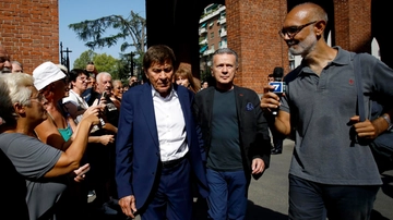 Funerale Toto Cutugno a Milano: chiesa gremita di fan, amici e colleghi. Chi c’era tra i big della musica italiana