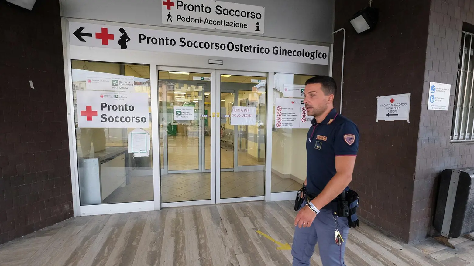 Non vuole mettere la mascherina e morde un poliziotto in ospedale Non vuole mettere la mascherina e morde un poliziotto in ospedale
